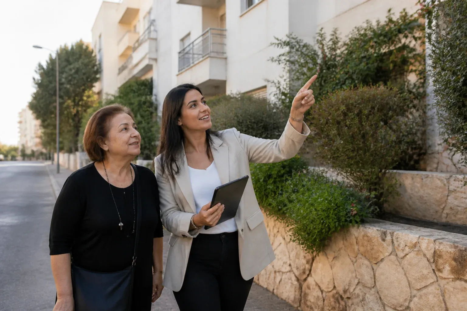 סיור בשכונה עם לקוחה